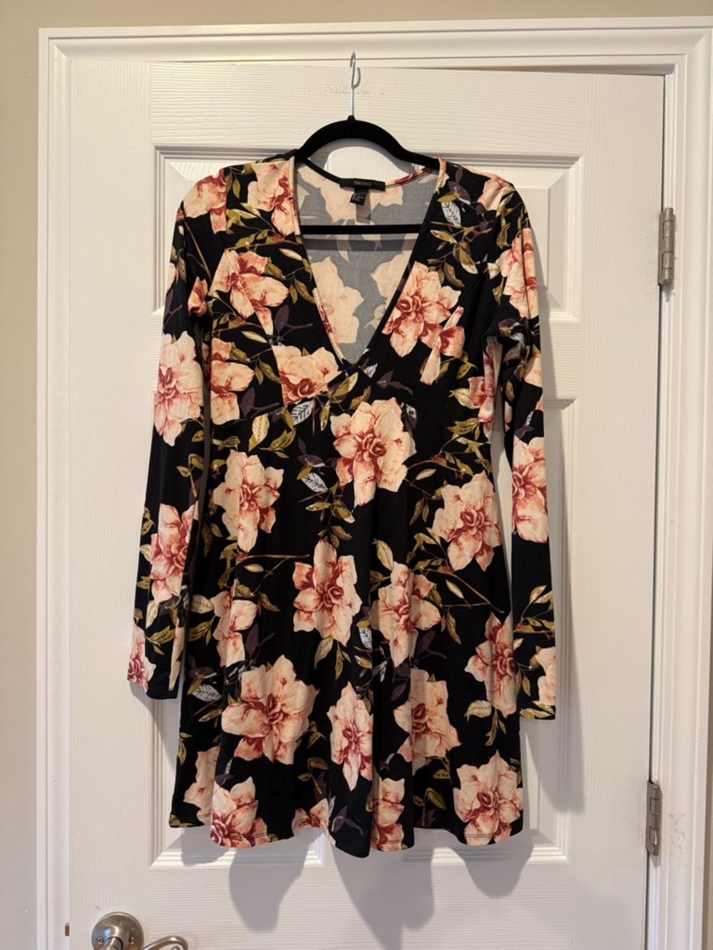 Long sleeve V neck floral dress ** Bundle 5+ items and name your offer!!! 💖💞